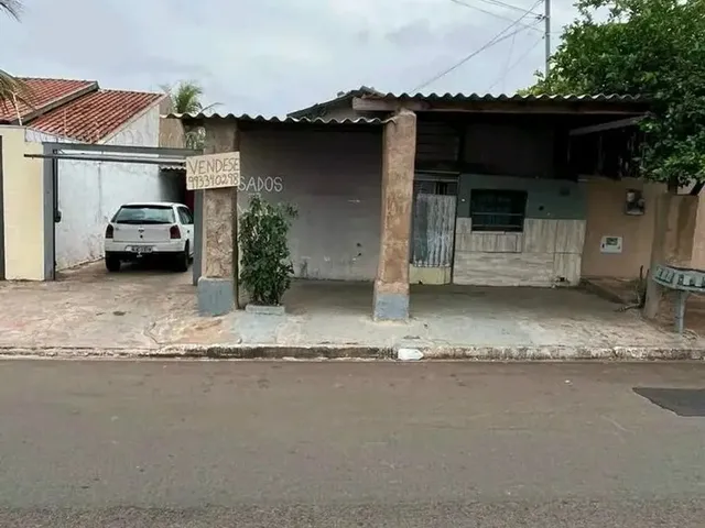 Imagem: Terreno com Uma Casa e Uma Edícula nos