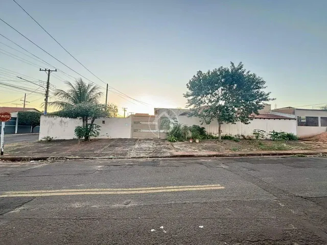 Imagem: Casa de Esquina com 02 Quartos e Amplo Terreno