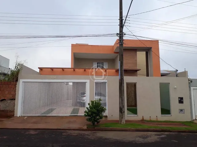 Imagem: Sobrado com Piscina e Garagem Ampla