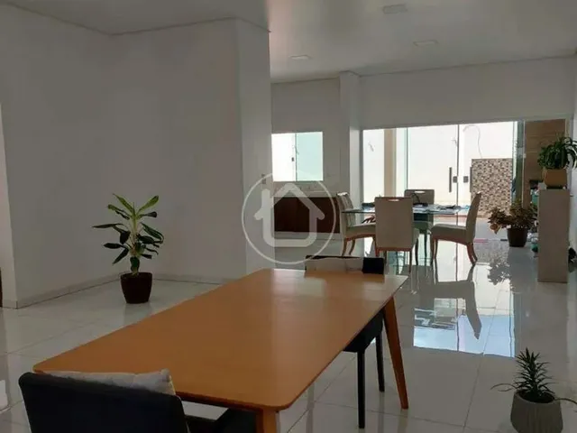 Imagem 2: Sobrado com Piscina e Garagem Ampla