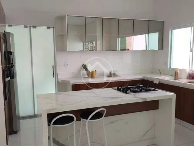 Imagem 15: Sobrado com Piscina e Garagem Ampla