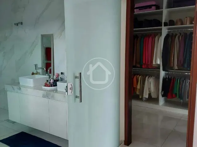 Imagem 7: Sobrado com Piscina e Garagem Ampla