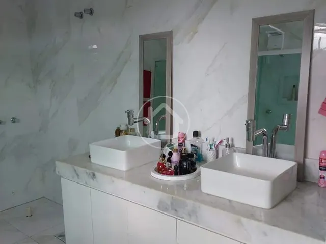 Imagem 6: Sobrado com Piscina e Garagem Ampla