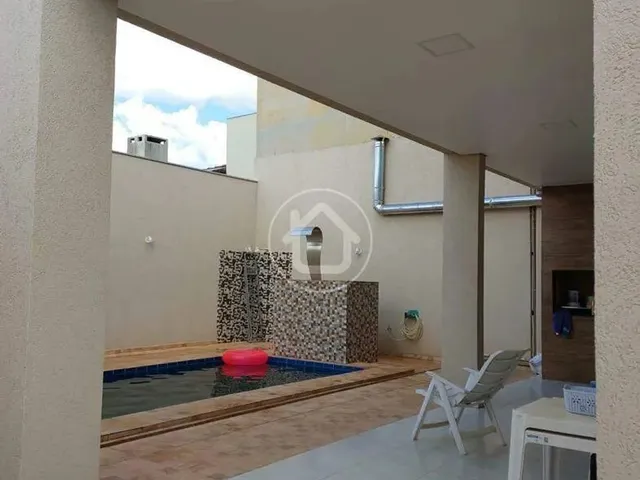 Imagem 8: Sobrado com Piscina e Garagem Ampla