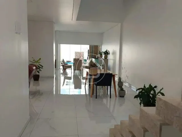 Imagem 14: Sobrado com Piscina e Garagem Ampla