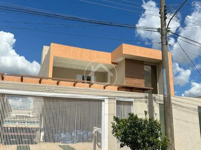 Imagem 4: Sobrado com Piscina e Garagem Ampla