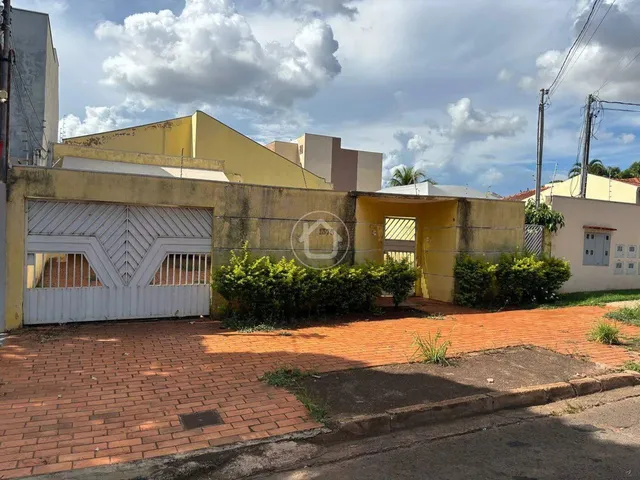 Imagem: Casa com Alplo Terreno