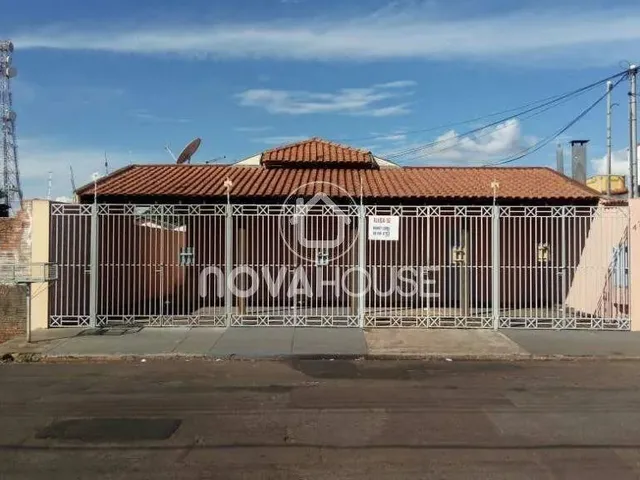 Imagem: Casa com 2 Dormitórios À Venda, 360 M²