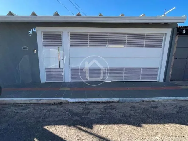 Imagem: A casa possui 3 Dormitórios, 2 Banheiros, 6 Vagas na