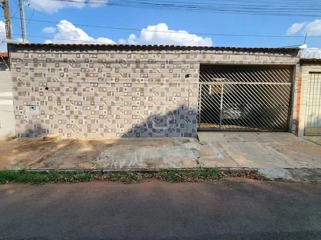 Imagem: A casa possui 3 Dormitórios, 1 Suíte, 1 Banheiro, 1 Vaga