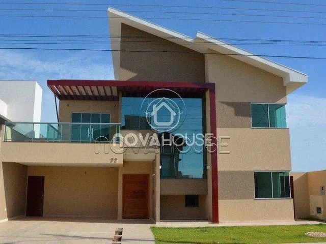 Imagem: A casa possui 4 Dormitórios, 1 Suíte, 4 Banheiros, 2