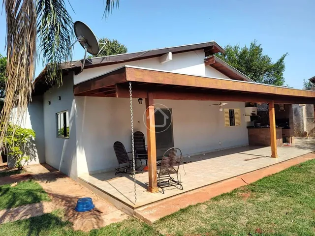 Imagem: A casa possui 2 Dormitórios, 2 Suítes, 1 Banheiro, 130m²