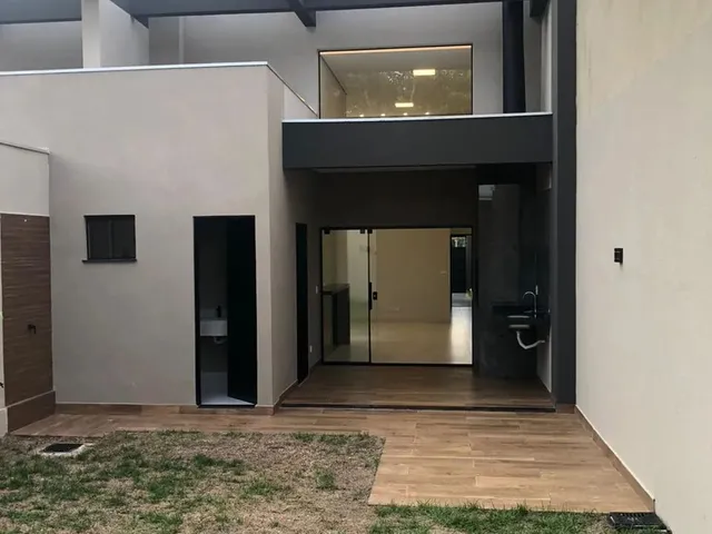 Imagem: A casa possui 3 Dormitórios, 3 Banheiros, 3 Vagas na