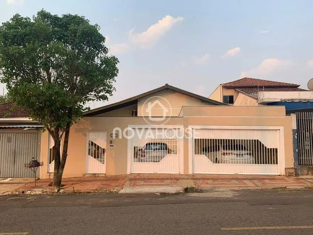 Imagem: A casa possui 4 Dormitórios, 1 Suíte, 5 Banheiros, 3