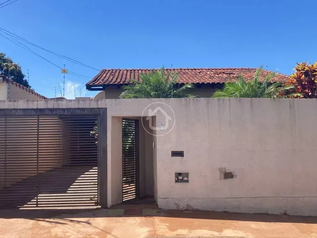 Imagem: A casa possui 3 Dormitórios, 1 Suíte, 3 Banheiros, 3