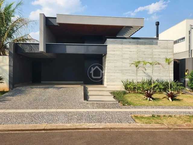 Imagem: A casa possui 3 Dormitórios, 3 Suítes, 1 Banheiro, 2