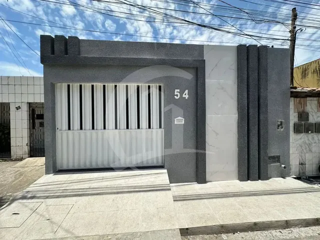Imagem: A casa possui 4 Dormitórios, 1 Suíte, 1 Banheiro, 2 Vagas