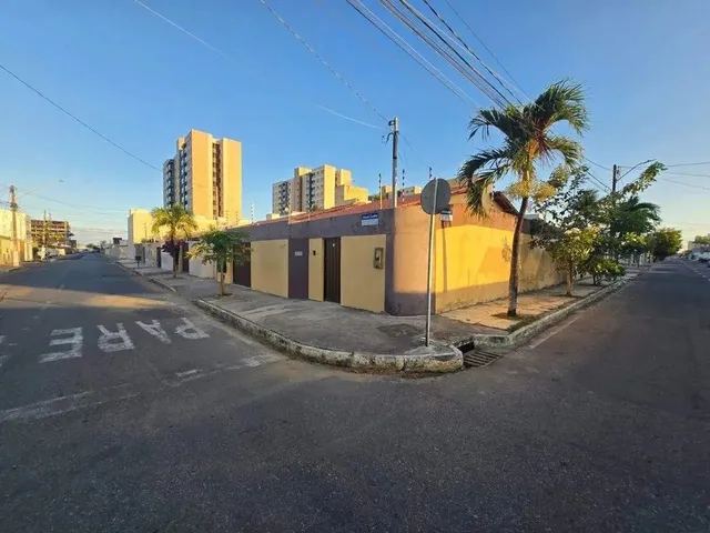 Imagem: A casa possui 3 Dormitórios, 1 Suíte, 3 Banheiros, 2