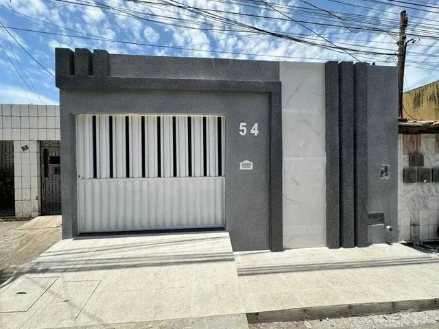 Imagem: A casa possui 4 Dormitórios, 1 Suíte, 2 Banheiros, 2