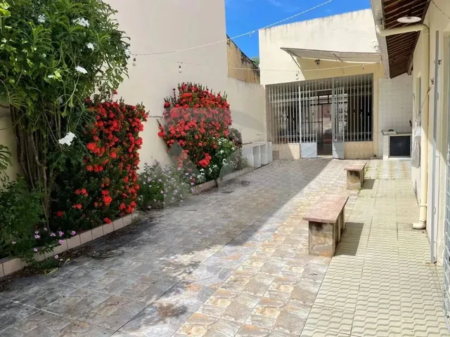Imagem 10: Casa Localizada no Bairro Santo Antônio com 5 Quartos, 2 Banheiros e Garagem - 448M²
