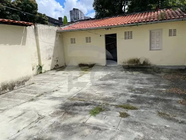 Imagem 4: Casa Localizada no Bairro Santo Antônio com 5 Quartos, 2 Banheiros e Garagem - 448M²