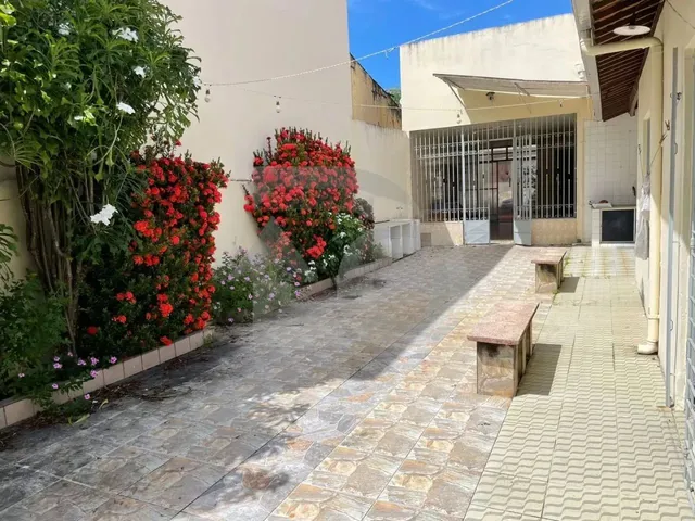 Imagem 1: Casa Localizada no Bairro Santo Antônio com 5 Quartos, 2 Garagens, Varanda e Quintal