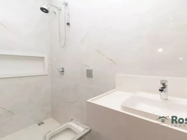 Imagem 6: Casa À Venda Recém Construida com 4 Suíte(S), Escritório, Cozinha Gourmet e Piscina