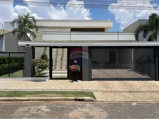 Imagem: A casa possui 3 Dormitórios, 3 Suítes, 4 Banheiros, 2 Vagas