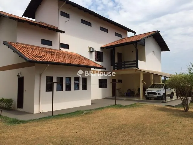 Imagem: A casa em condomínio possui 5 Dormitórios, 3 Suítes, 5