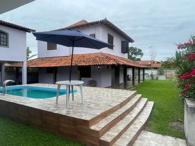 Imagem: A casa possui 5 Dormitórios, Acomodam 13 pessoas, 5 Vagas