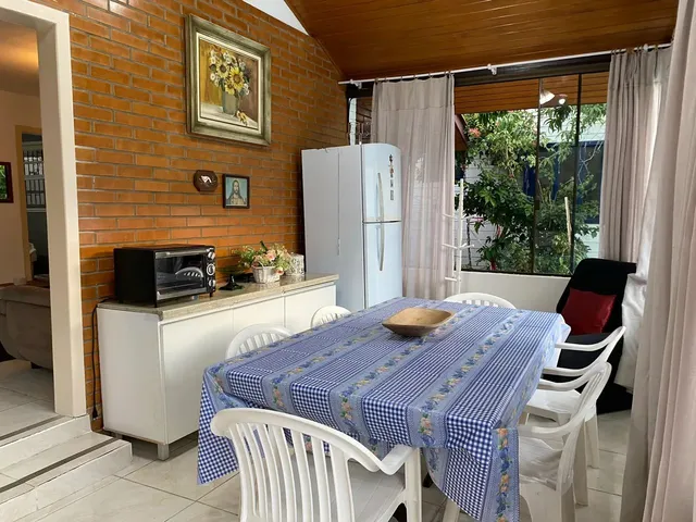 Imagem: A casa possui 4 Dormitórios, 3 Banheiros, Acomodam 8