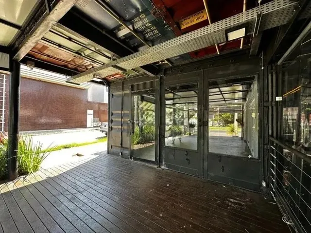 Imagem 3: Loja Comercial com Deck Externo para Locação em Avenida Principal Próximo Ao