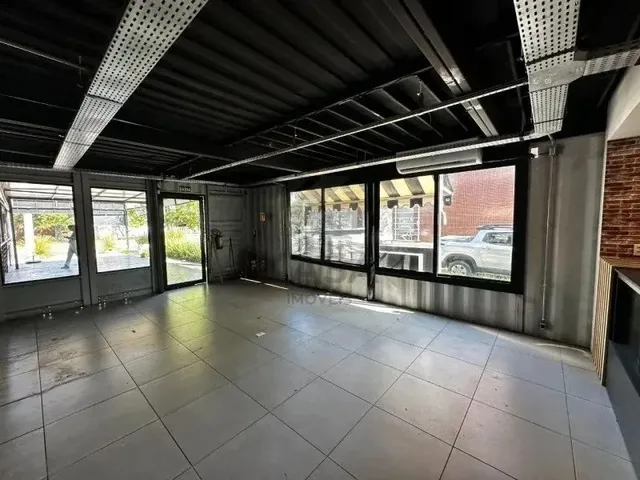 Imagem 7: Loja Comercial com Deck Externo para Locação em Avenida Principal Próximo Ao