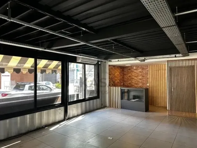 Imagem 2: Loja Comercial com Deck Externo para Locação em Avenida Principal Próximo Ao