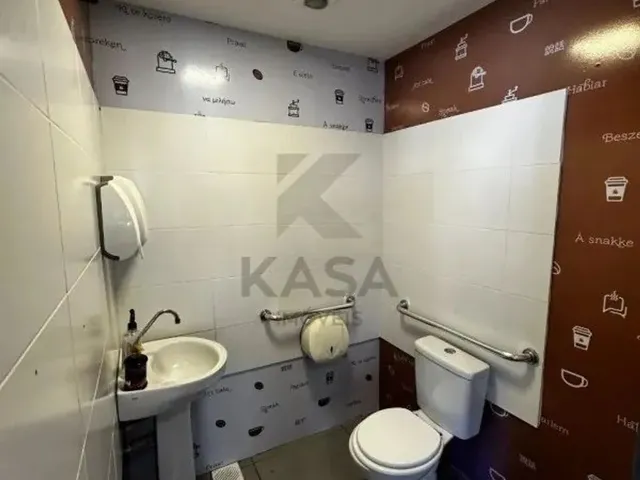 Imagem 4: Loja Comercial com Deck Externo para Locação em Avenida Principal Próximo Ao