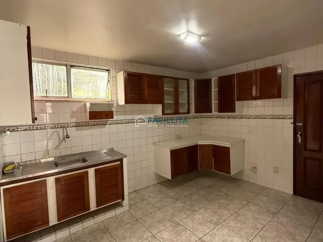 Imagem 2: Apartamento À Venda no Adrianópolis,Amplo, Bem Localizado e com Potencial De