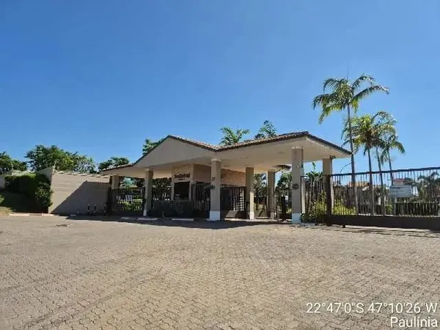 Imagem: A casa possui 3 Dormitórios, 3 Banheiros, 2 Vagas na