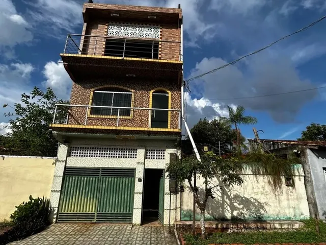 Imagem: Prédio de Três Andares com Sacada