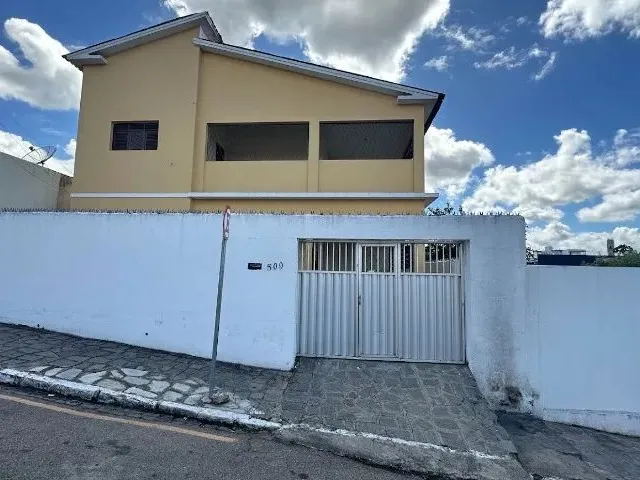 Imagem: A casa possui 5 Dormitórios, 3 Banheiros, 1 Vaga na garagem