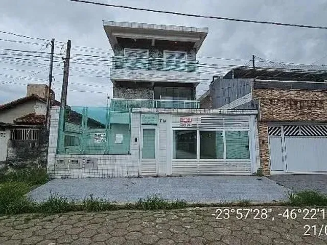 Imagem: A casa possui 3 Dormitórios, 2 Banheiros, 1 Vaga na