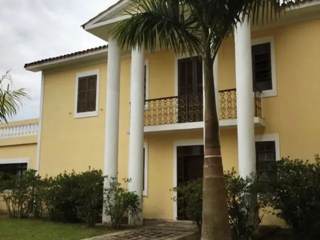 Imagem: Casa de Esquina Imponente no Canto do Morro