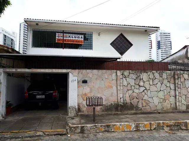 Imagem: A casa possui 4 Dormitórios, 1 Suíte, 4 Banheiros, 2