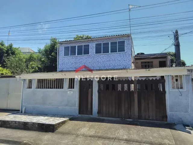 Imagem: A casa possui 4 Dormitórios, 2 Banheiros, 2 Vagas na