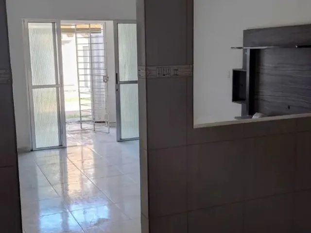 Imagem: A casa possui 2 Dormitórios, 2 Banheiros, 4 Vagas na