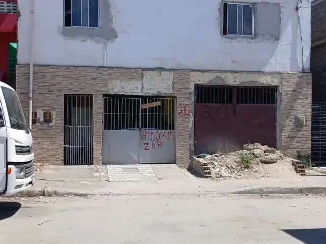 Imagem: A casa possui 5 Dormitórios, 3 Banheiros, 2 Vagas na