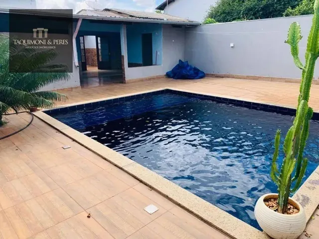 Imagem: A casa possui 3 Dormitórios, 3 Banheiros, 164m² de Área