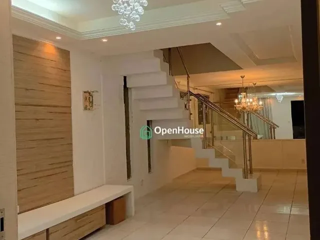 Imagem: A casa possui 3 Dormitórios, 2 Banheiros, 4 Vagas na
