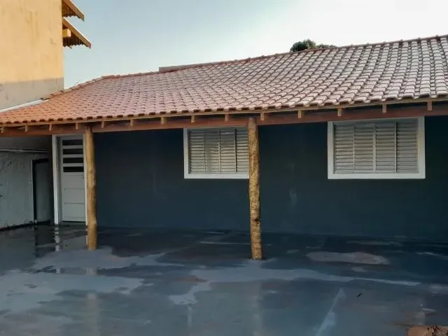 Imagem: A casa possui 2 Dormitórios, 1 Banheiro, 4 Vagas na
