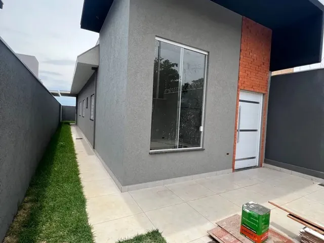 Imagem: A casa possui 3 Dormitórios, 1 Suíte, 2 Banheiros, 2