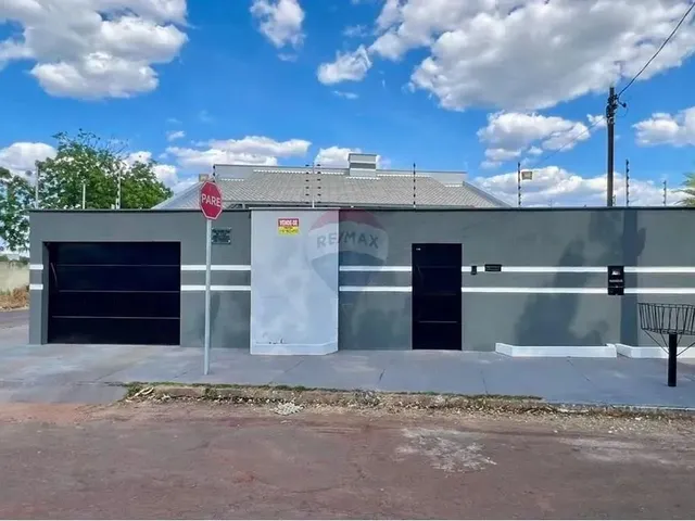 Imagem: A casa possui 3 Dormitórios, 1 Suíte, 2 Banheiros, 2 Vagas